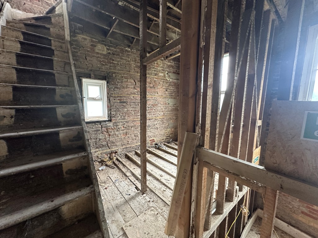 Lot: 144 - DETACHED BUILDING IN NEED OF REPAIR AND REFURBISHMENT WITH APPROVED PLANNING - First Floor room by staircase to top floor